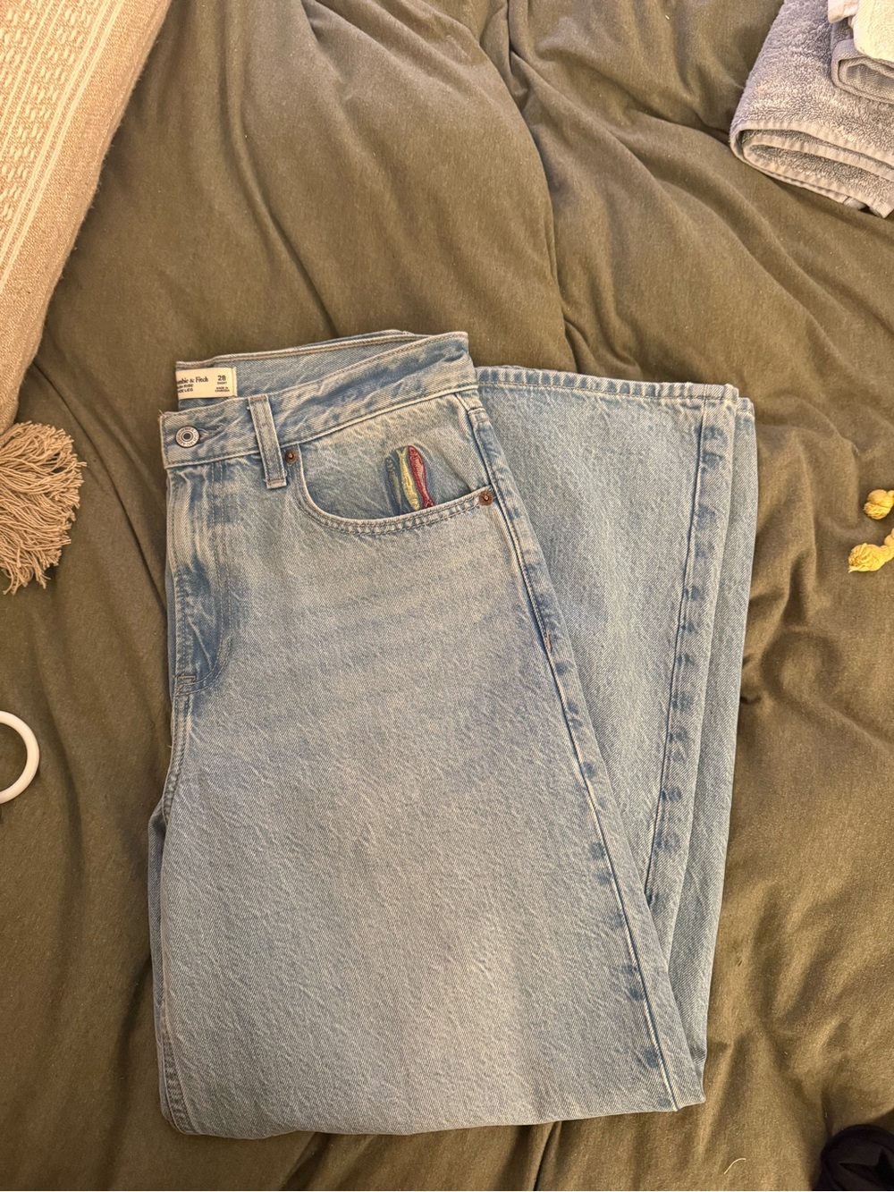 Abercrombie High Rise Wide Leg Fish Embroidered Jean